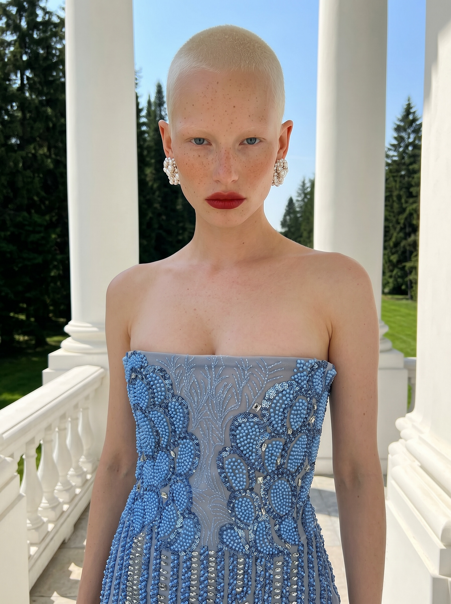 Рокля с мъниста и камъни
